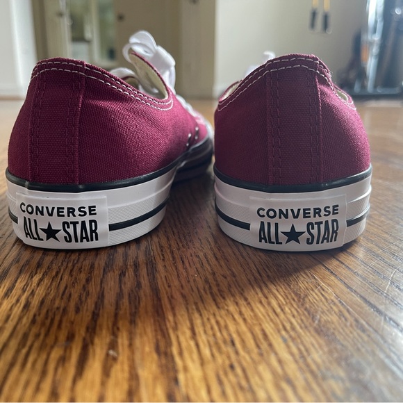 NWOT Menβs Burgundy Canvas Sneakers - Picture 5 of 5